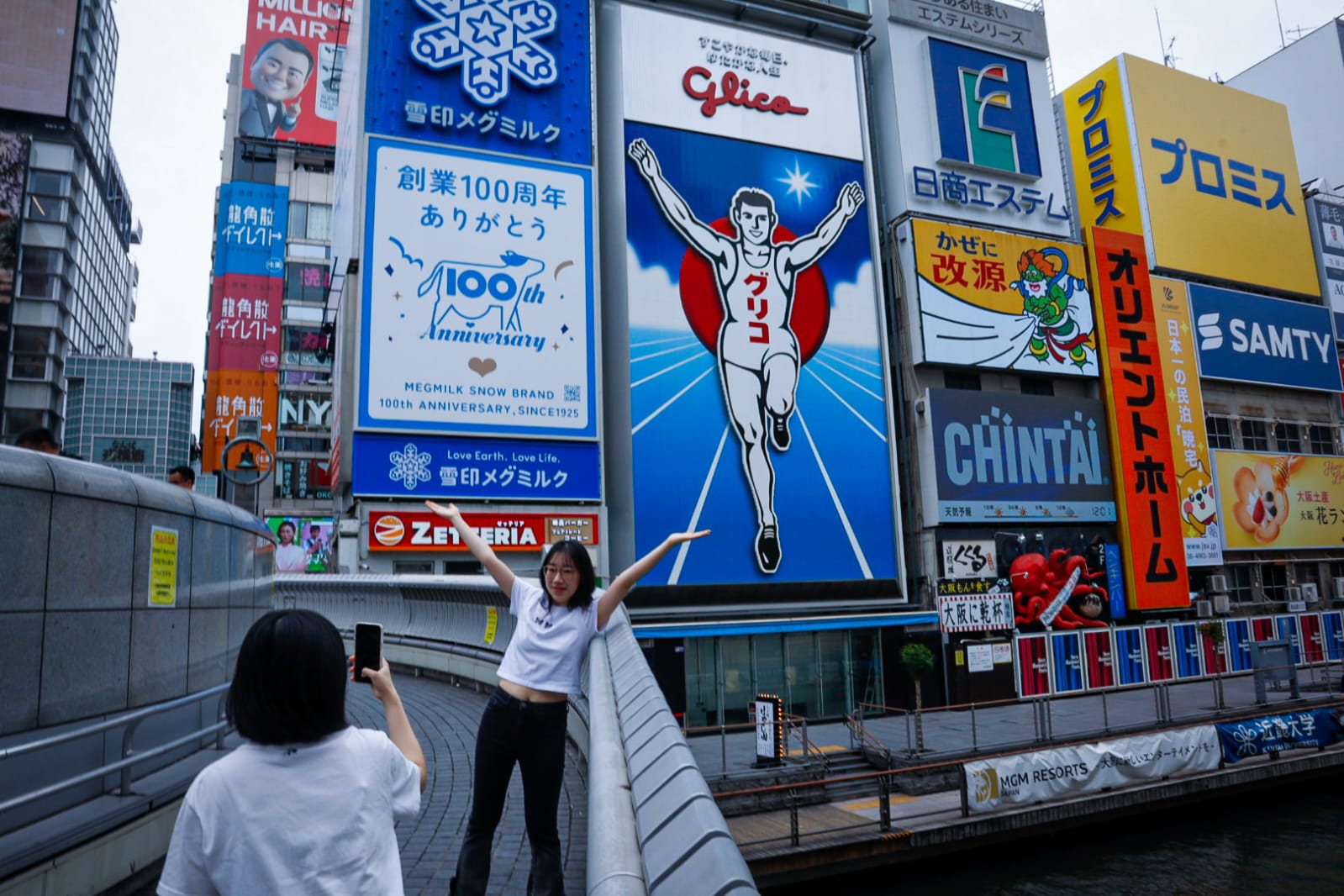 Publicidad de Glico, famosas golosinas japonesas, en Dotonbori, Osaka.